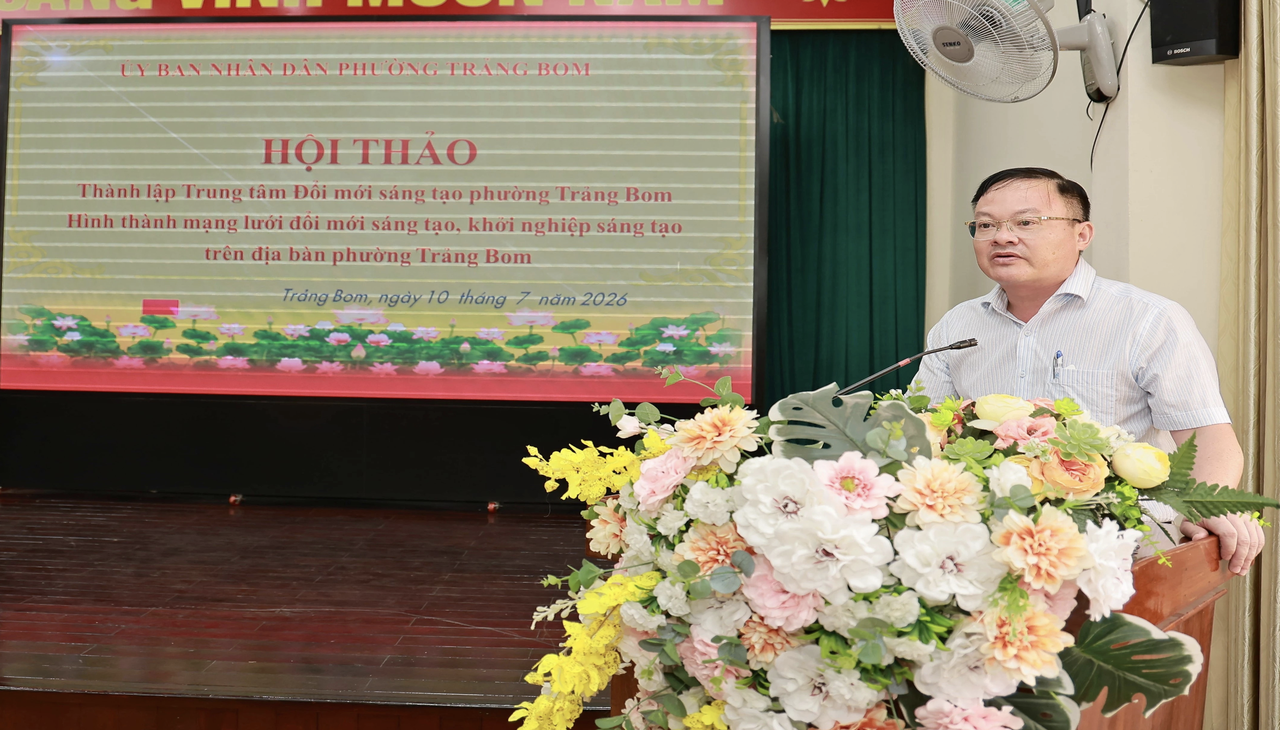Ông Đặng Doãn Thành, Bí thư Đảng ủy phường Trảng Bom phát biểu định hướng tại hội thảo.