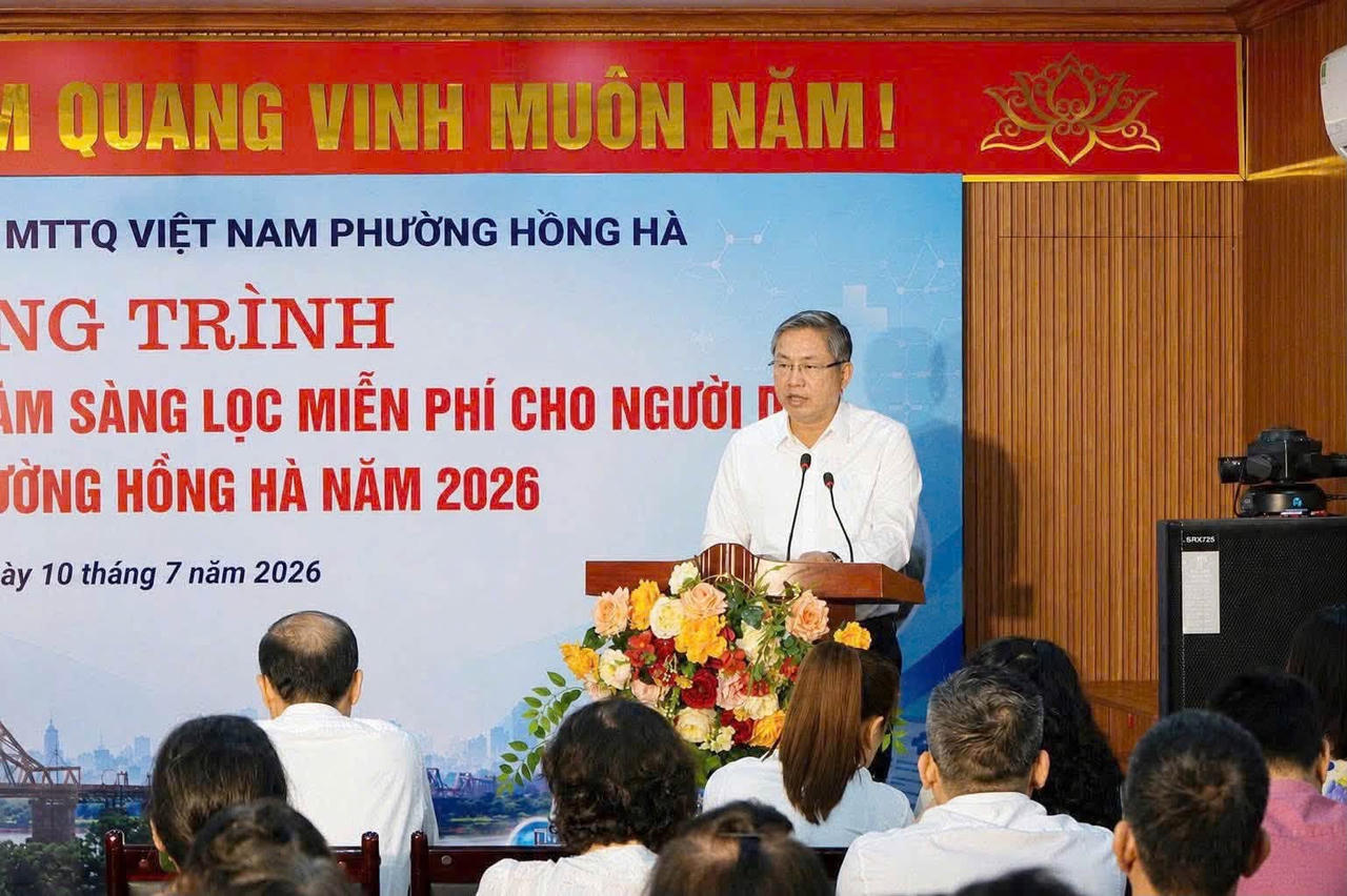Ông Lê Hồng Thắng, Chủ tịch UBND phường Hồng Hà phát biểu tại lễ phát động chương trình khám sức khoẻ miễn phí toàn phường năm 2026 .