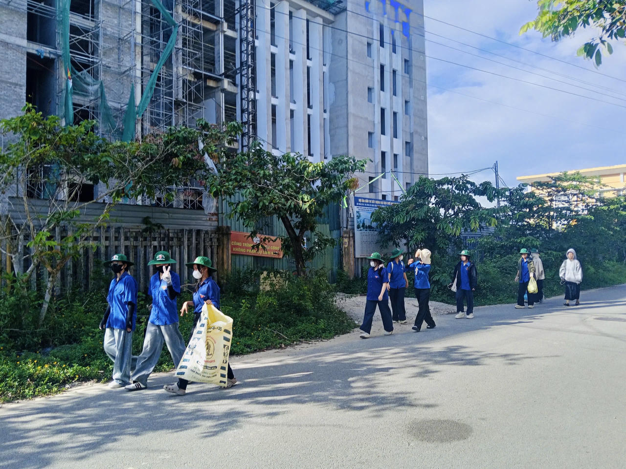 Sinh viên Đại học Huế tham gia thu gom rác thải, dọn vệ sinh môi trường, góp phần xây dựng khuôn viên xanh - sạch - sáng.