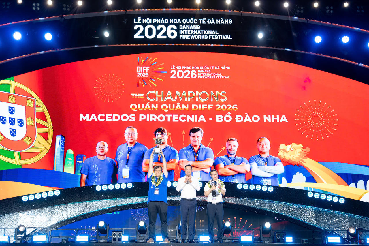Bí thư Thành uỷ Đà Nẵng Lê Ngọc Quang trao cúp cho ngôi vị Quán quân DIFF 2026 đến từ Bồ Đào Nhà và giải Nhì cho đội đến từ Trung Quốc