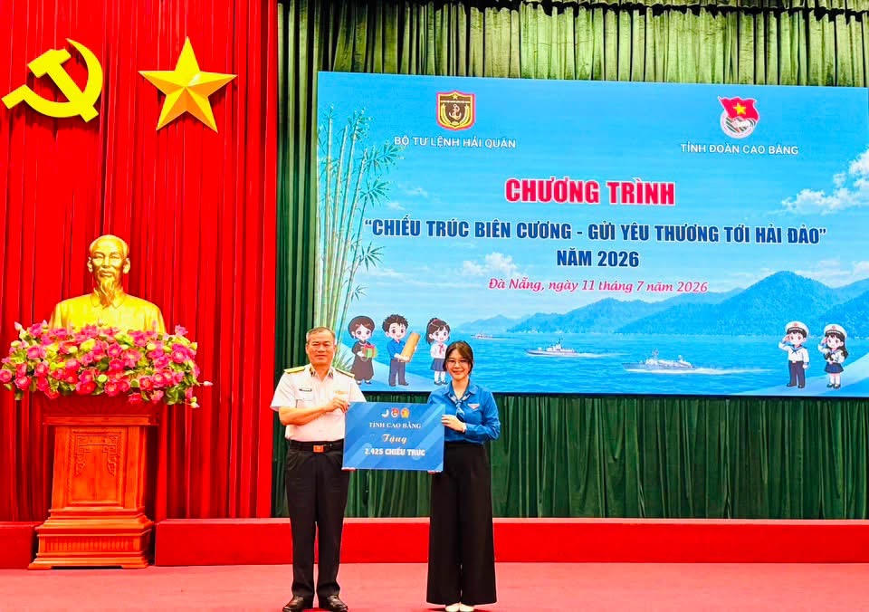 Đoàn công tác tỉnh Cao Bằng trao tặng chiếu trúc của đoàn viên, thanh thiếu nhi gửi tới cán bộ, chiến sĩ Hải quân. (Ảnh: PV)