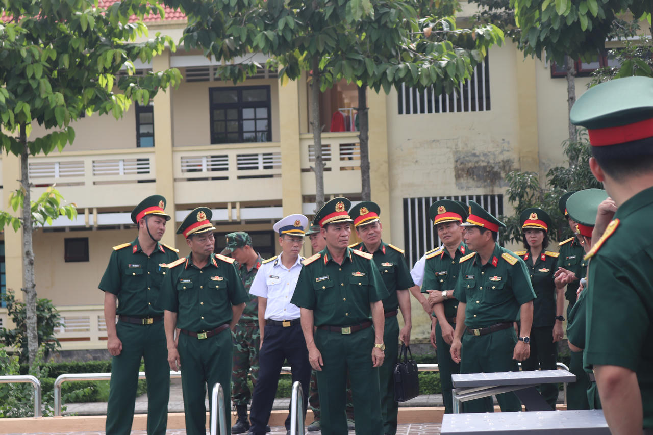 Thiếu tướng Hoàng Minh Sơn, Tư lệnh Binh chủng Đặc công (thứ 2 từ trái sang), tham quan Tiểu đoàn Đặc công 60/Quân khu 7.