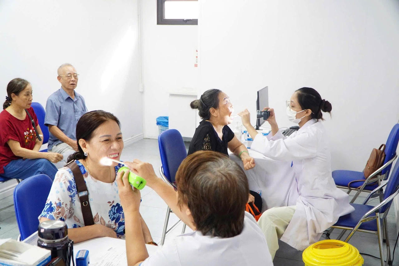 Ngay sau lễ phát động, người dân phường Hồng Hà được các y bác sỹ Bệnh viện Đa khoa Hoè Nhai tiếp đón, hướng dẫn và thăm khám sức khỏe.