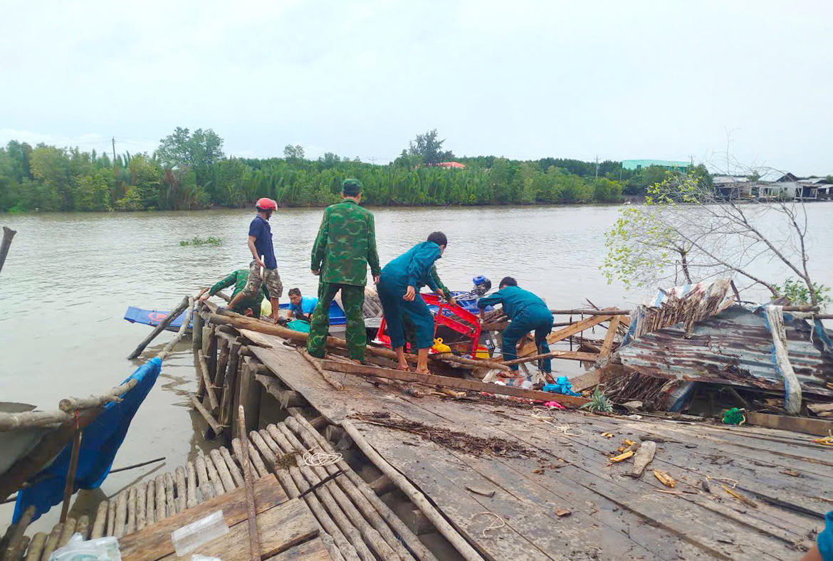 Căn nhà của ông Dương Văn Nước bị hư hỏng hoàn toàn sau vụ sạt lở.