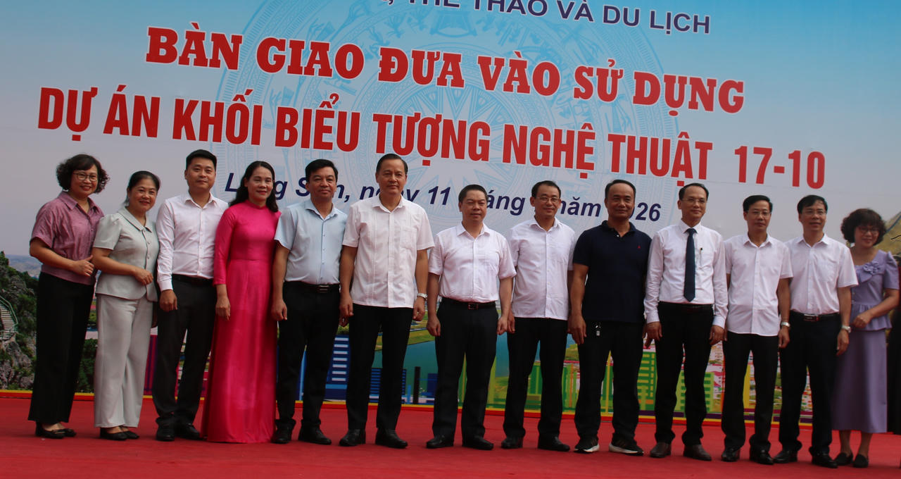 Đại biểu tại lễ bàn giao.