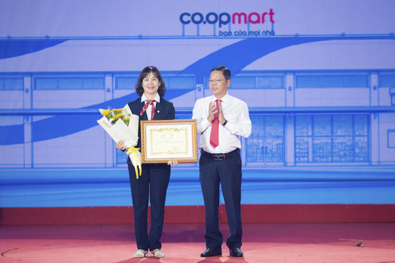 Liên minh Hợp tác xã Việt Nam trao Bằng khen, ghi nhận những đóng góp của Saigon Co.op đối với sự phát triển của kinh tế hợp tác và hệ thống bán lẻ Việt Nam.