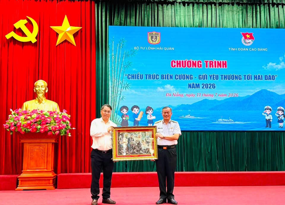 Bí thư tỉnh Cao Bằng, Phan Thăng An tặng quà lưu niệm cho cán bộ, chiến sĩ Vùng 3 Hải quân. (Ảnh: PV)