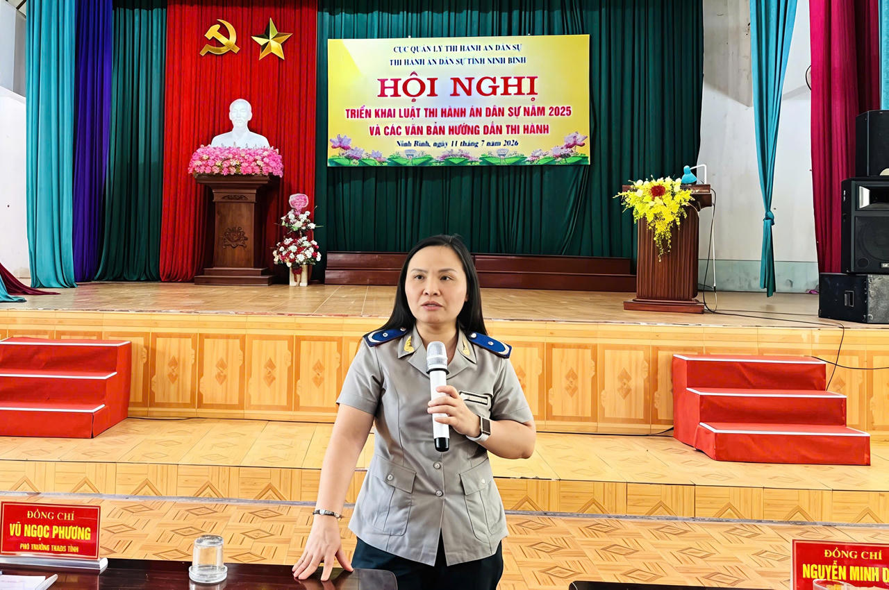 Bà Nguyễn Thị Hoàng Giang – Phó Cục trưởng Cục Quản lý Thi hành án dân sự phát biểu tại hội nghị