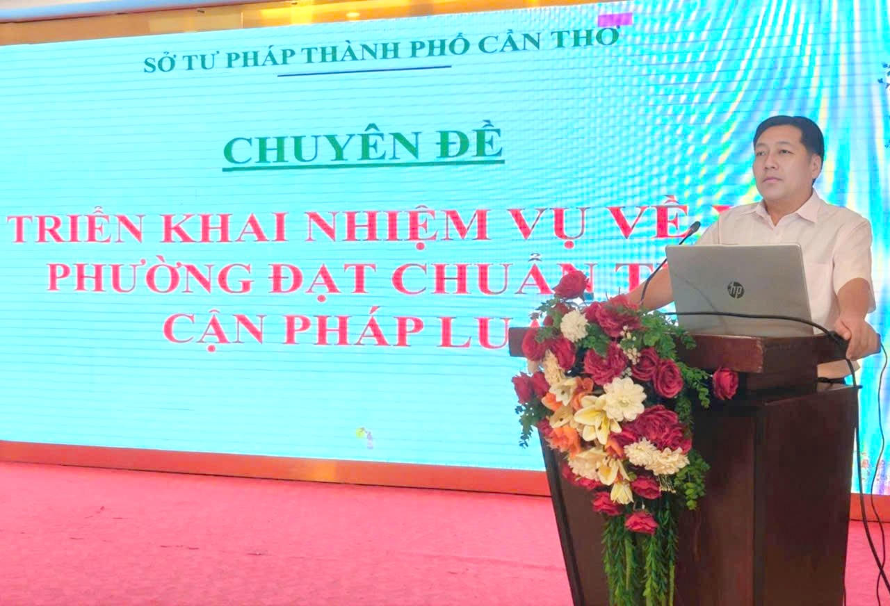 Báo cáo viên Nguyễn Quốc Lai - Trưởng phòng Phòng Phổ biến, theo dõi thi hành pháp luật và Quản lý xử lý vi phạm hành chính (Sở Tư pháp TP Cần Thơ) triển khai tại Hội nghị tập huấn