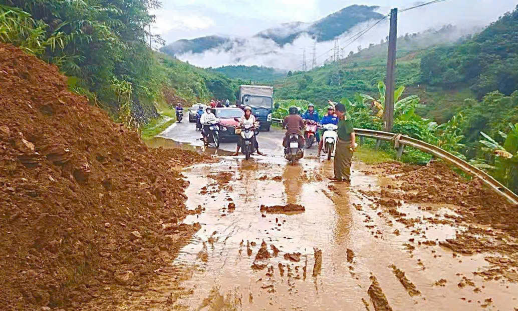 Mưa lũ khiến nhiều tuyến đường bị sạt lở, gây ách tắc giao thông (Ảnh: CTV).