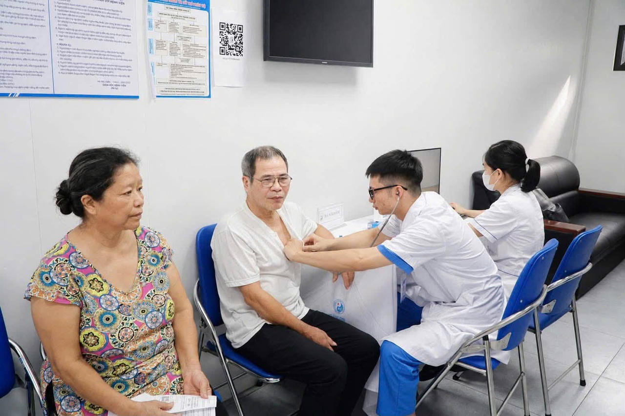 Việc tham gia khám sức khỏe định kỳ giúp mỗi người dân chủ động bảo vệ sức khỏe của bản thân và gia đình.