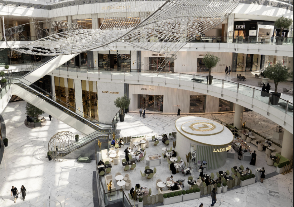 Dubai Mall định vị một "điểm đến" toàn cầu nhờ tính độc bản của những trải nghiệm được chọn lọc khắt khe.