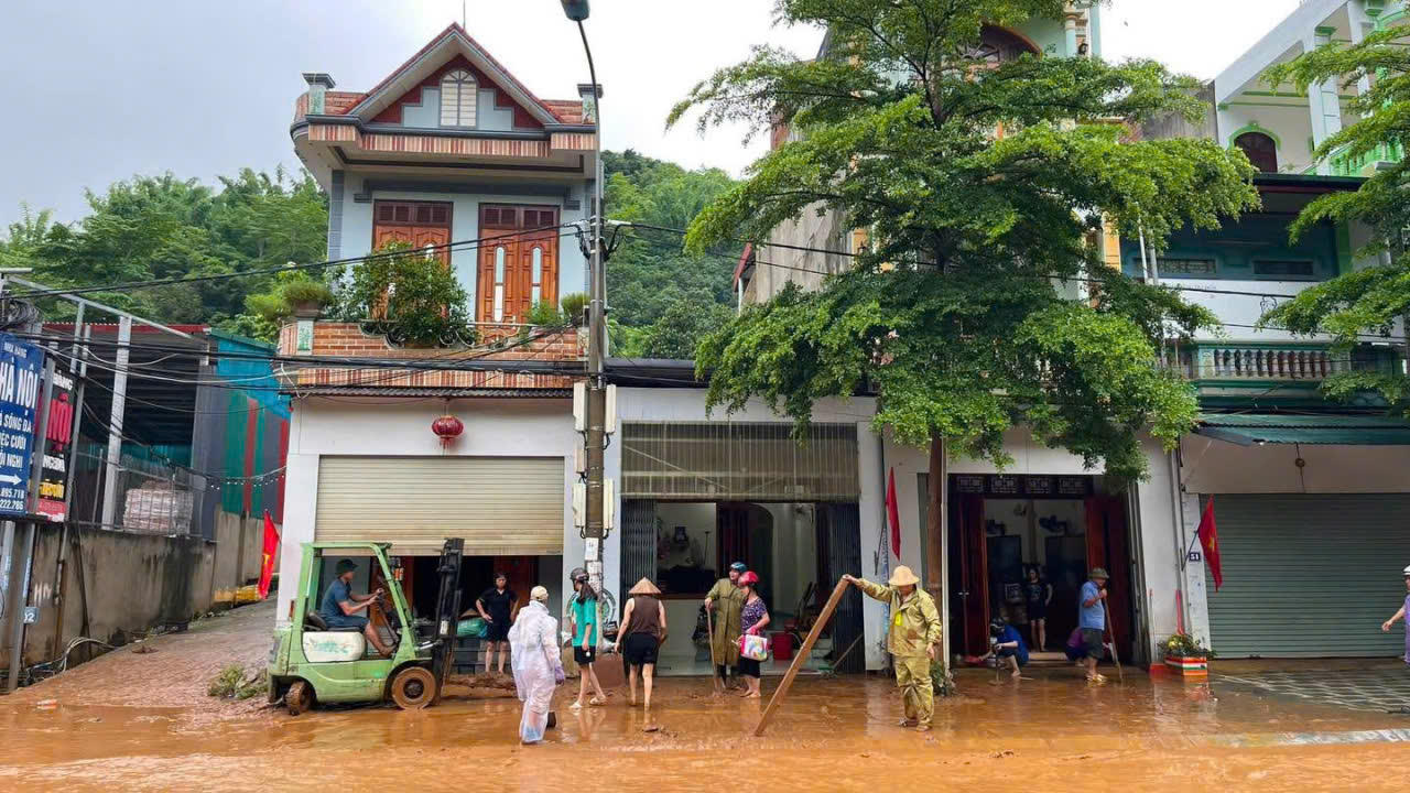 Người dân Sơn La chung tay khắc phục thiệt hại sau mưa lũ (Ảnh: CTV).