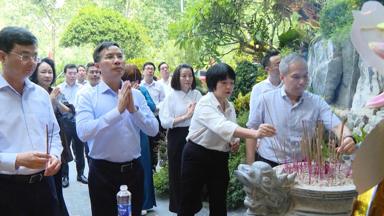 Thống đốc Ngân hàng Nhà nước Việt Nam Phạm Đức Ấn cùng đoàn công tác dâng hương, tưởng niệm các Anh hùng liệt sĩ tại Di tích quốc gia đặc biệt Hang Tám Cô.