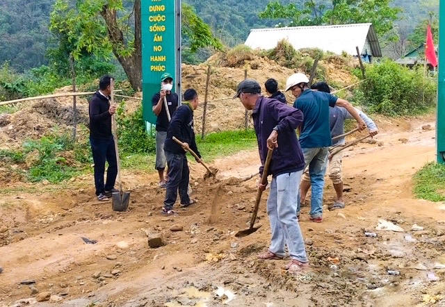 Muốn vào thôn Cù Bai, chỉ có con đường đất duy nhất, nối từ ngã ba thôn A Xóc – Cha Lỳ.