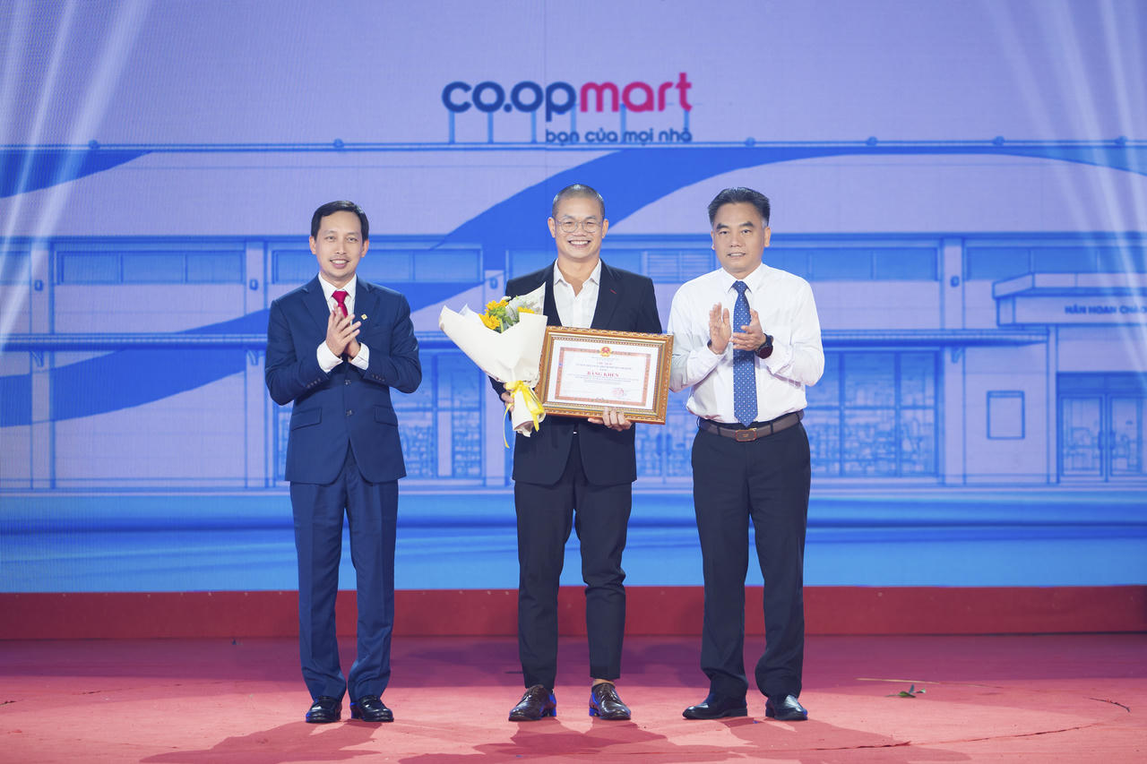 Đại diện Co.opmart Cống Quỳnh đón nhận Bằng khen của Chủ tịch UBND TP HCM tại Lễ kỷ niệm 30 năm thành lập thương hiệu Co.opmart.