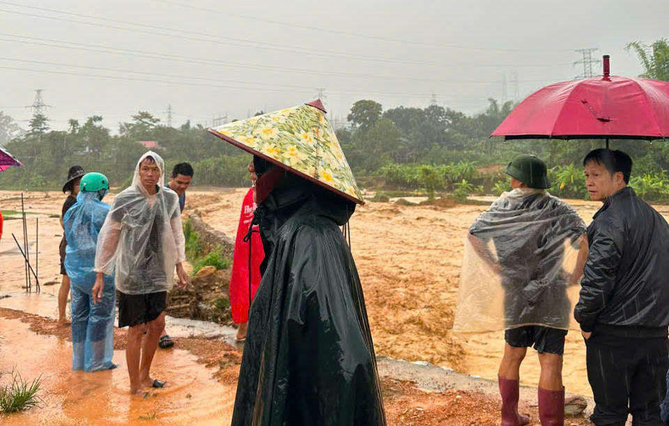 Cơ quan chức năng khuyến cáo người dân&nbsp;không đi qua các khu vực ngập sâu, ngầm tràn, suối khi nước đang dâng cao (Ảnh: CTV).
