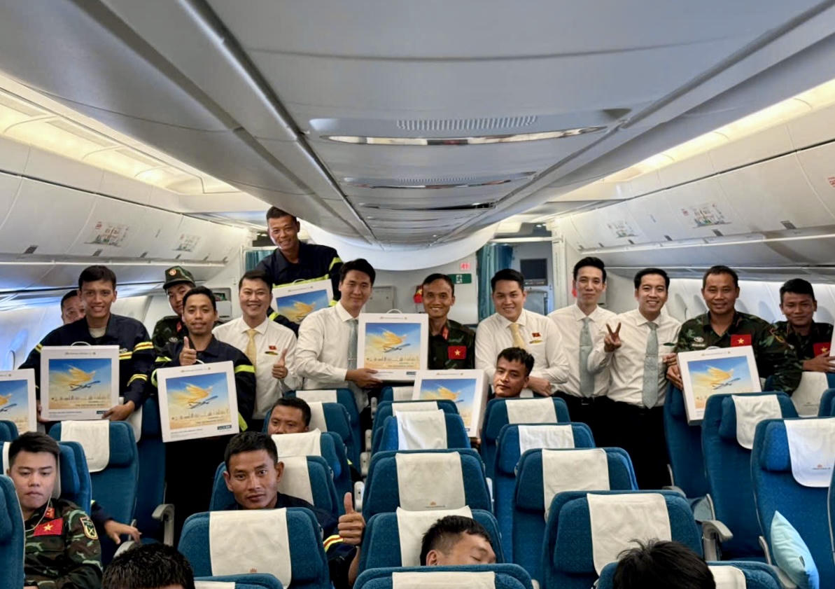 Những nụ cười và khoảnh khắc sẻ chia trên khoang hành khách góp phần tạo nên không khí ấm áp trong chuyến bay đặc biệt nối Venezuela với Việt Nam.