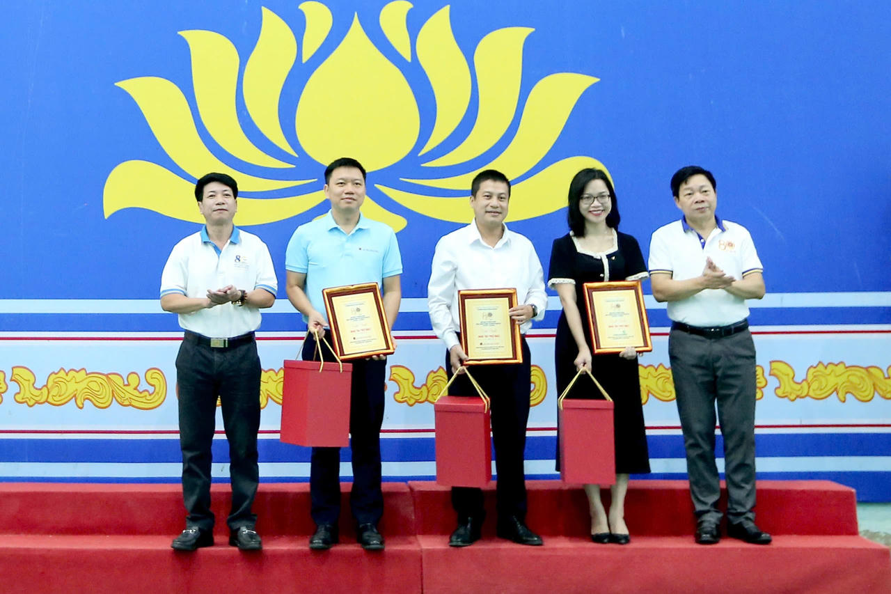 Đồng chí Trần Văn Dũng, Trưởng Thi hành án dân sự Thanh Hoá trao kỷ niệm chương cho các nhà tài trợ.