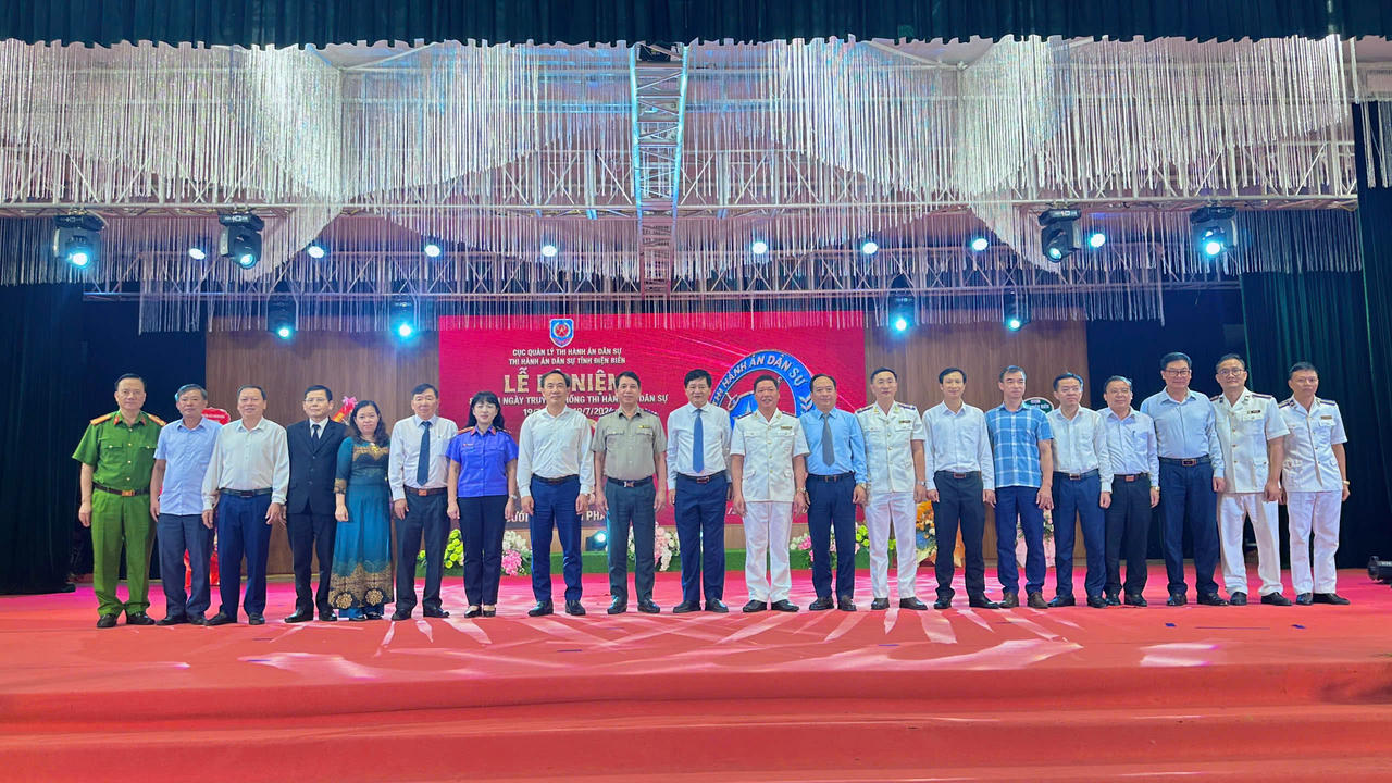 Các đại biểu chụp ảnh lưu niệm.