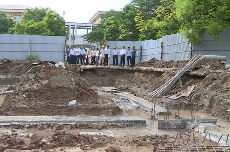 Ban Thường vụ Đảng ủy xã Phúc Thọ kiểm tra tình hình triển khai các dự án trọng điểm trên địa bàn xã Phúc Thọ (Ảnh: Trang TT xã Phúc Thọ).