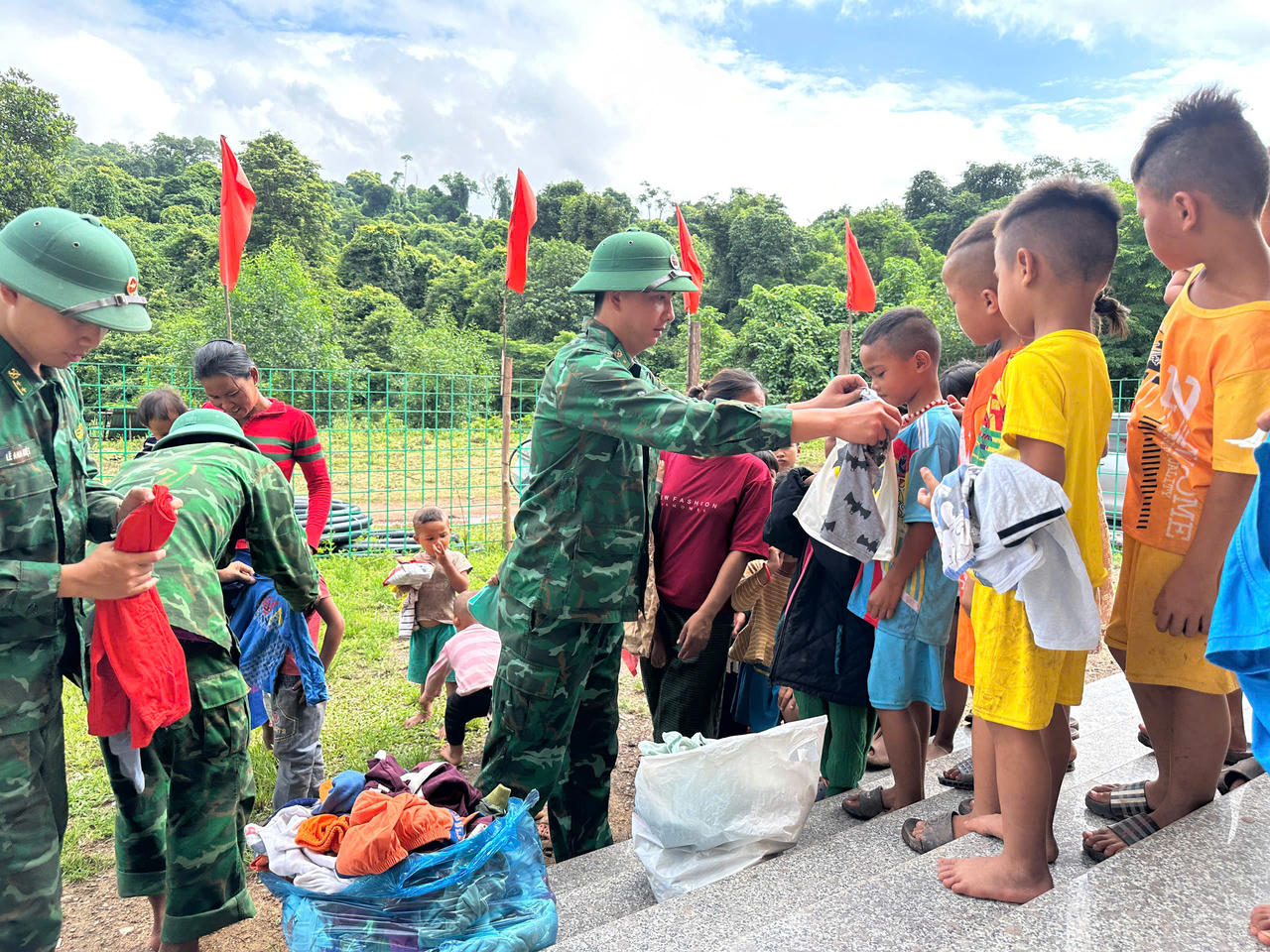 "Thứ Bảy về bản" - lan tỏa màu áo xanh nơi biên cương Quảng Trị