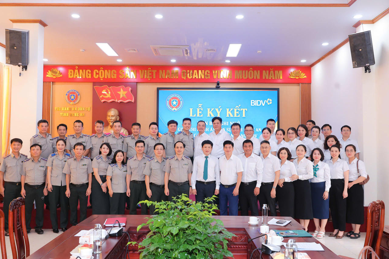 Lãnh đạo THADS và các phòng nghiệp vụ chụp ảnh lưu niệm với lãnh đạo và các phòng các chi nhánh Ngân hàng BIDV trên địa bàn Nghệ An