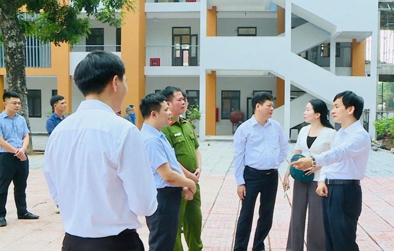 Đồng chí Nguyễn Doãn Hoàn (áo trắng bên phải), Thành ủy viên, Bí thư Đảng ủy, Chủ tịch HĐND cùng Ban Thường vụ Đảng ủy xã Phúc Thọ kiểm tra các dự án trọng điểm trên địa bàn xã Phúc Thọ (Ảnh: Trang TT xã Phúc Thọ).