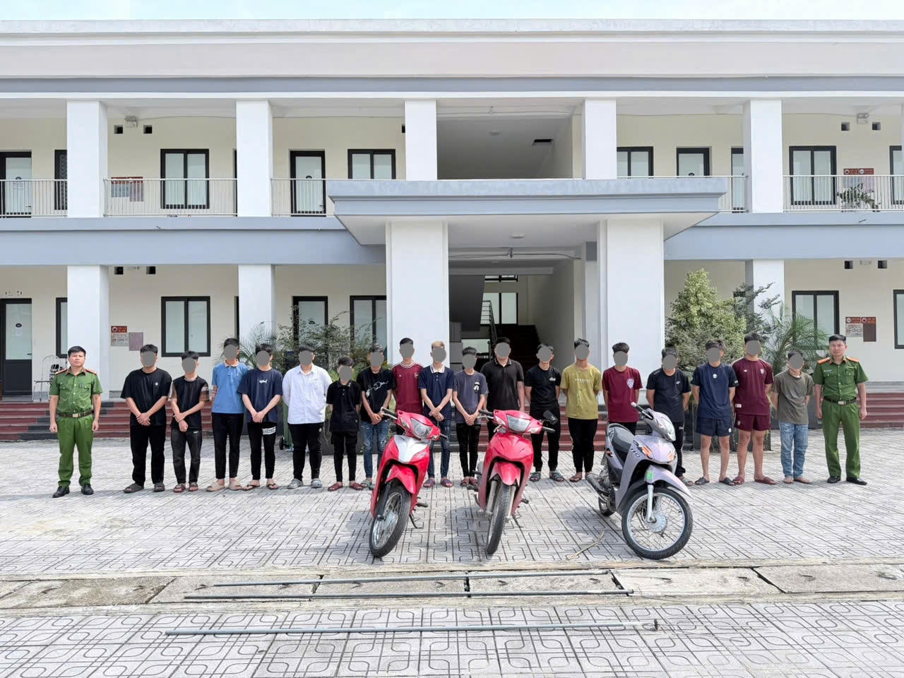 Khởi tố 6 bị can mang hung khí gây rối trật tự công cộng ở Văn Giang