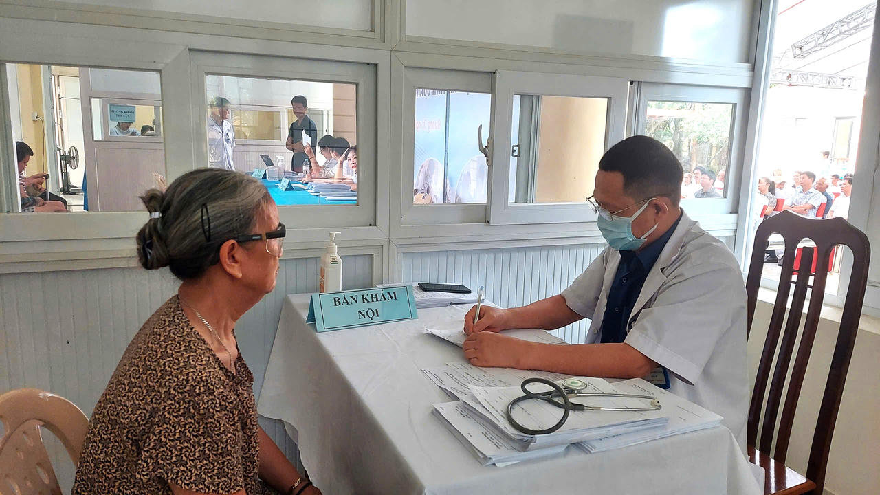 Người dân thuộc nhóm ưu tiên được khám sức khỏe, khám sàng lọc trong ngày đầu triển khai chiến dịch.