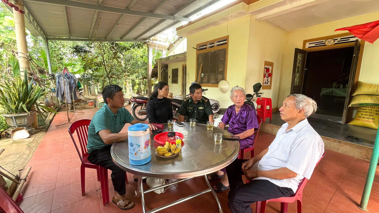 Cán bộ, chiến sĩ Đồn Biên phòng Hướng Phùng gặp gỡ thân nhân liệt sĩ để xác minh thông tin, tư liệu và vị trí hy sinh, phục vụ công tác tìm kiếm, quy tập hài cốt hai liệt sĩ còn chưa được tìm thấy.
