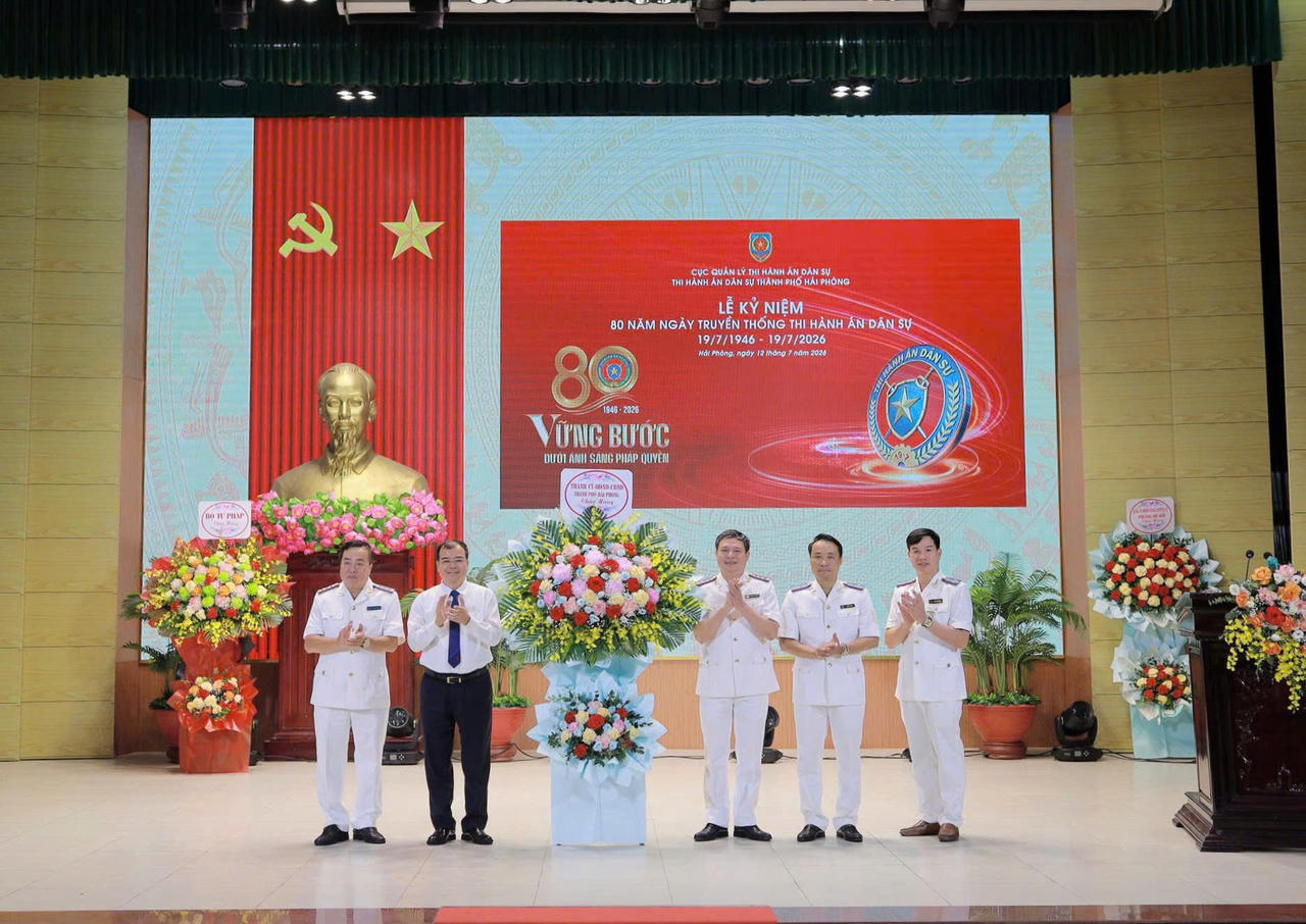 Phó Chủ tịch UBND TP Hải Phòng Nguyễn Minh Hùng tặng hoa chúc mừng Thi hành án dân sự TP Hải Phòng nhân kỷ niệm 80 năm Ngày truyền thống Thi hành án dân sự (19/7/1946 - 19/7/2026).(ảnh Trọng Nghĩa)