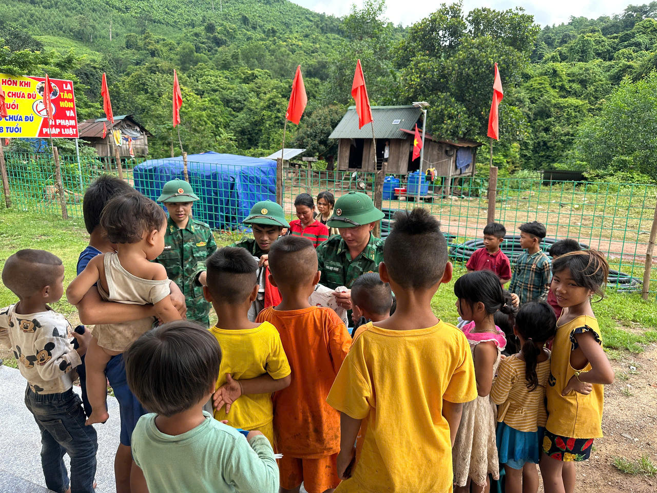 "Thứ Bảy về bản" - lan tỏa màu áo xanh nơi biên cương Quảng Trị