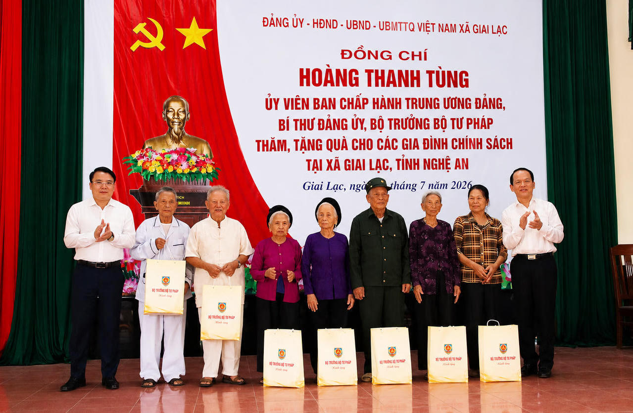 Bộ trưởng Hoàng Thanh Tùng thăm, tặng quà các gia đình chính sách ở Nghệ An