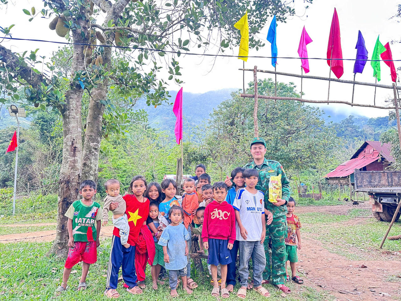 "Thứ Bảy về bản" - lan tỏa màu áo xanh nơi biên cương Quảng Trị