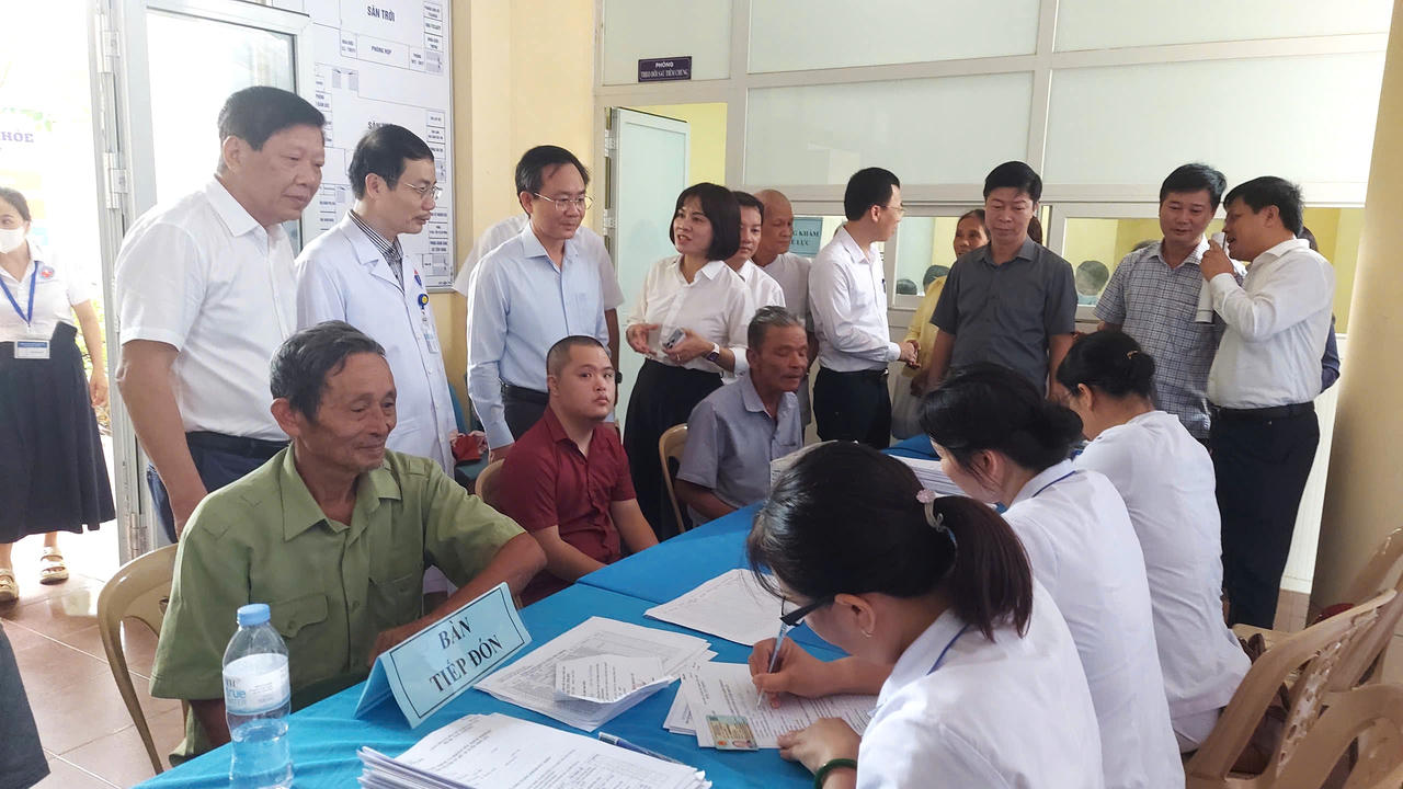 Lãnh đạo tỉnh và Sở Y tế kiểm tra công tác tiếp đón, khám sức khỏe cho người dân ngay sau lễ phát động.