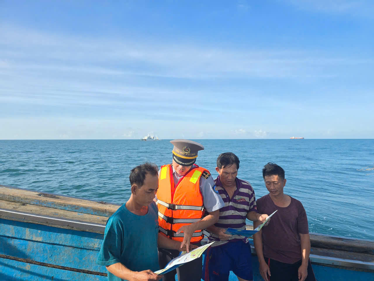 Các lực lượng chức năng tuyên truyền cho ngư dân, chủ tàu và cơ sở thu mua thủy sản ở Quảng Ngãi về các quy định đăng ký, đăng kiểm, cấp phép khai thác, duy trì hoạt động thiết bị giám sát hành trình, ghi nộp nhật ký khai thác và tuyệt đối không vi phạm vùng biển nước ngoài.