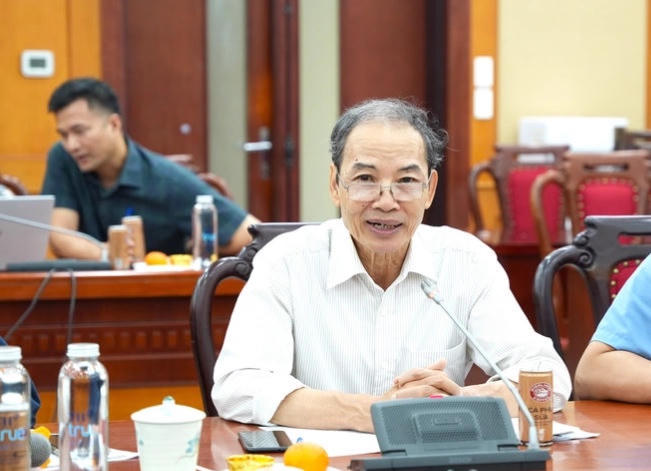 Các nhà khoa học trao đổi tại Hội thảo Vật lý. (Ảnh: MST)