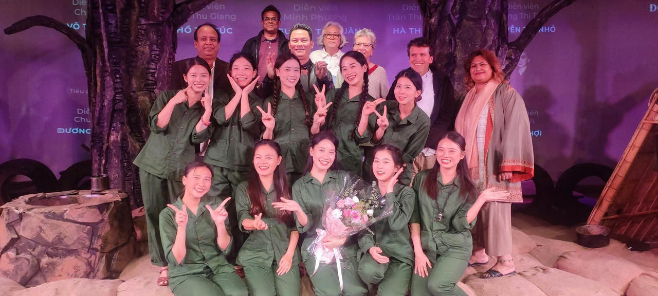 Đạo diễn Lê Quý Dương và các diễn viên vở diễn chụp ảnh kỷ niệm với các khán giả quốc tế (Ảnh: P.V).