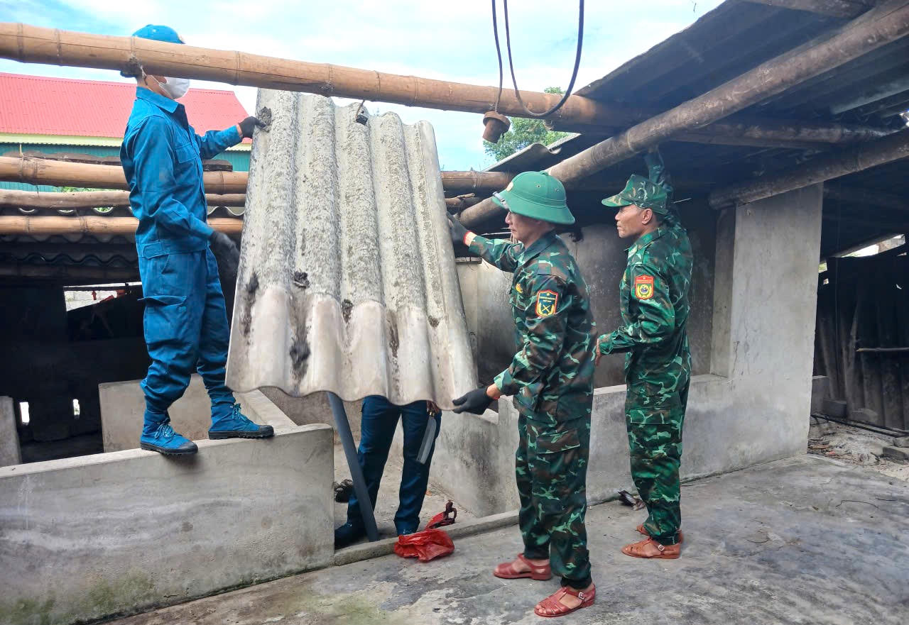 Cán bộ, chiến sĩ Đồn Biên phòng Ngư Thủy phối hợp với các lực lượng địa phương hỗ trợ người dân tháo dỡ công trình, bàn giao mặt bằng phục vụ thi công Dự án đường ven biển.