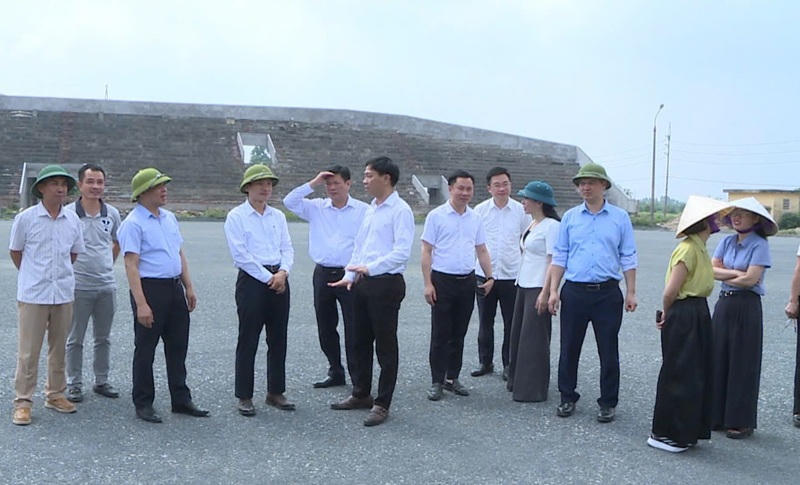Ban Thường vụ Đảng ủy xã Phúc Thọ kiểm tra và nghe các đơn vị chuyên môn báo cáo tình hình triển khai các dự án trọng điểm trên địa bàn xã Phúc Thọ (Ảnh: Trang TT xã Phúc Thọ).