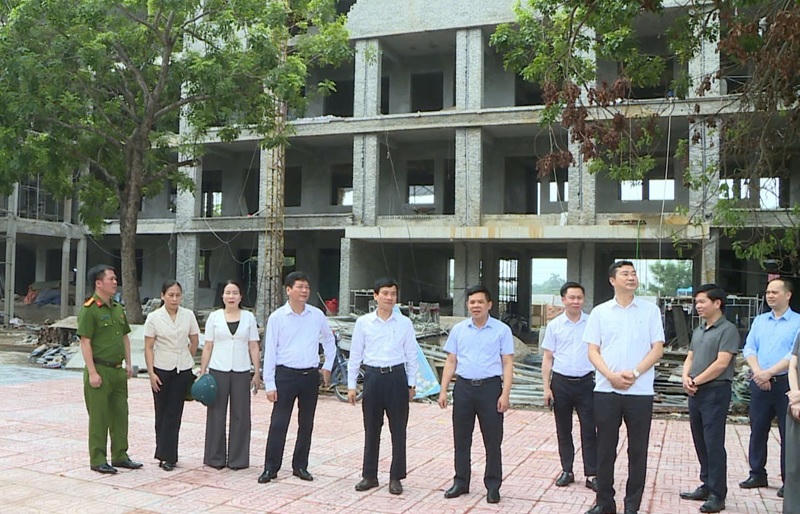 Ban Thường vụ Đảng ủy xã Phúc Thọ kiểm tra tình hình triển khai các dự án trọng điểm trên địa bàn xã Phúc Thọ (Ảnh: Trang TT xã Phúc Thọ).