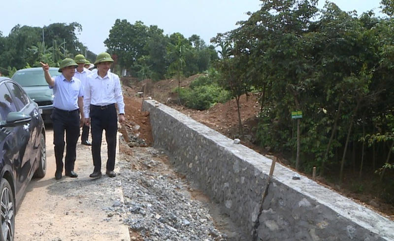 Ban Thường vụ Đảng ủy xã Phúc Thọ kiểm tra tình hình triển khai các dự án trọng điểm trên địa bàn xã Phúc Thọ (Ảnh: Trang TT xã Phúc Thọ).