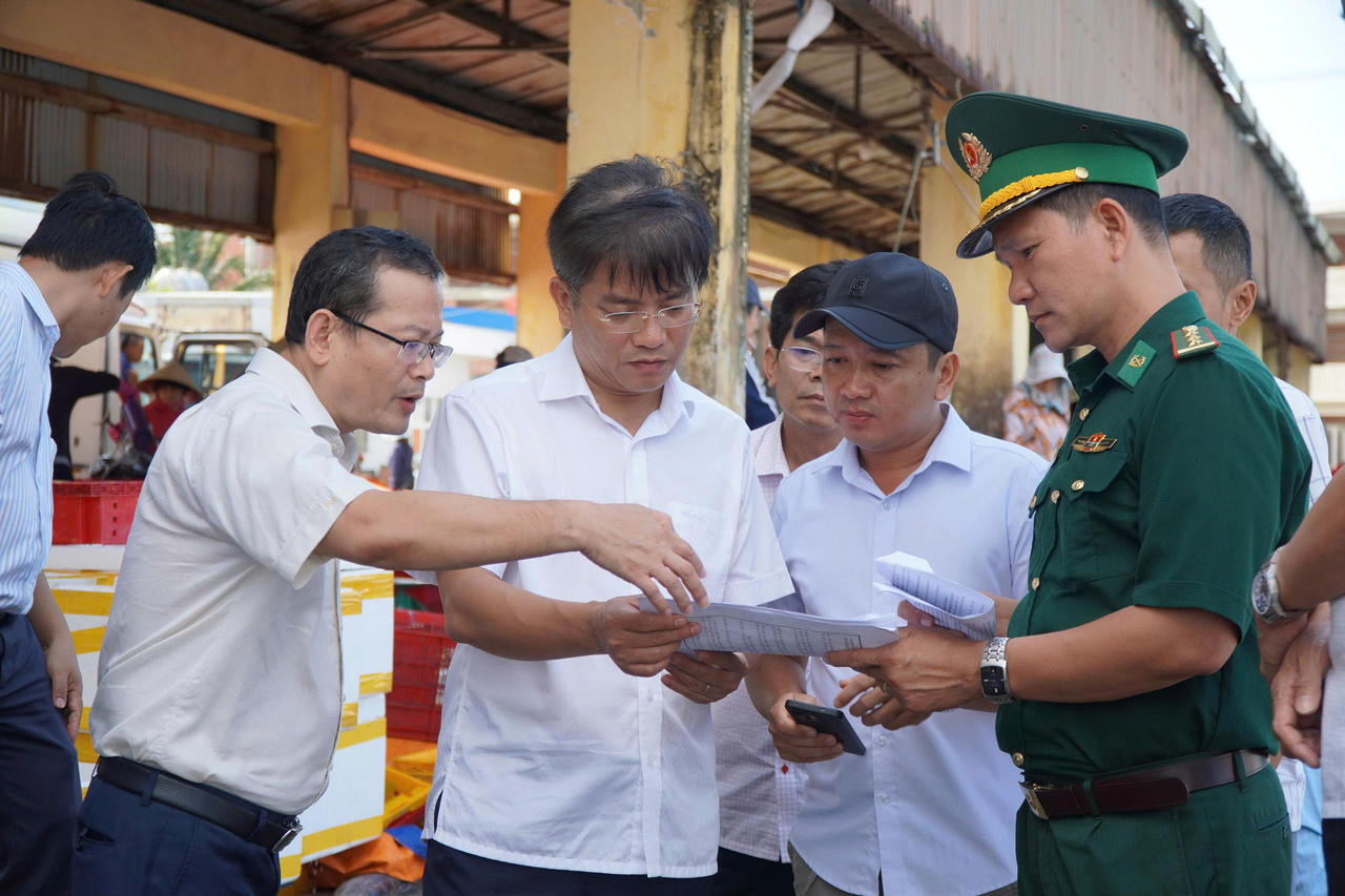 Phó Chủ tịch UBND tỉnh Quảng Ngãi yêu cầu các đơn vị liên quan cần đẩy mạnh ứng dụng công nghệ, chuyển đổi số toàn diện trong lĩnh vực thủy sản, từ đăng kiểm tàu cá, giám sát hoạt động khai thác trên biển đến truy xuất nguồn gốc thủy sản nhằm nâng cao hiệu quả quản lý và ngăn chặn khai thác IUU, góp phần cùng cả nước sớm tháo gỡ cảnh báo “thẻ vàng” của Uỷ Ban Châu Âu (EC).
