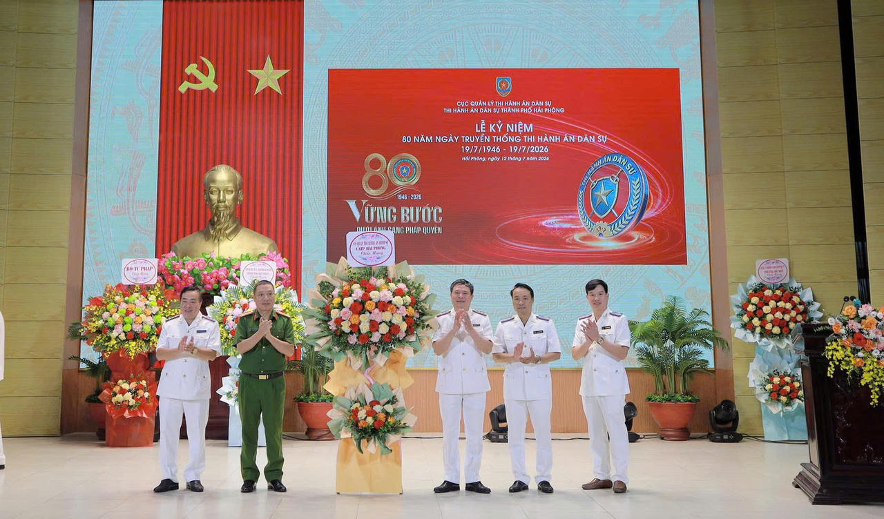 Lãnh đạo Công an TP tặng hoa chúc mừng Thi hành án Dân sự Hải Phòng. (ảnh Trọng Nghĩa)