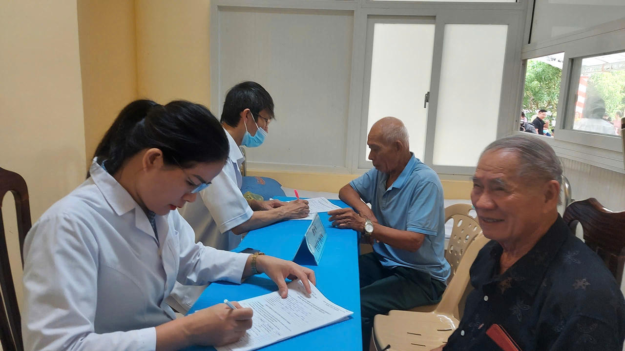 Người dân làm thủ tục khám sức khỏe định kỳ tại điểm khám sau lễ phát động.