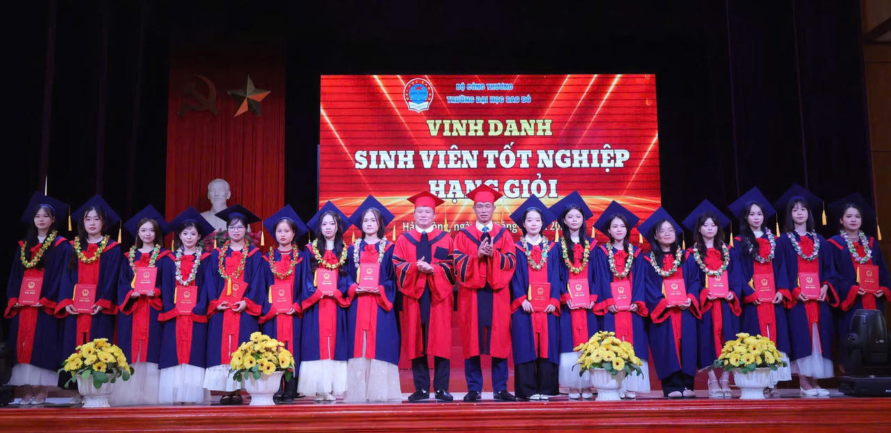 Trường Đại học Sao Đỏ tổ chức Lễ bế giảng và trao bằng tốt nghiệp cho sinh viên khóa 13