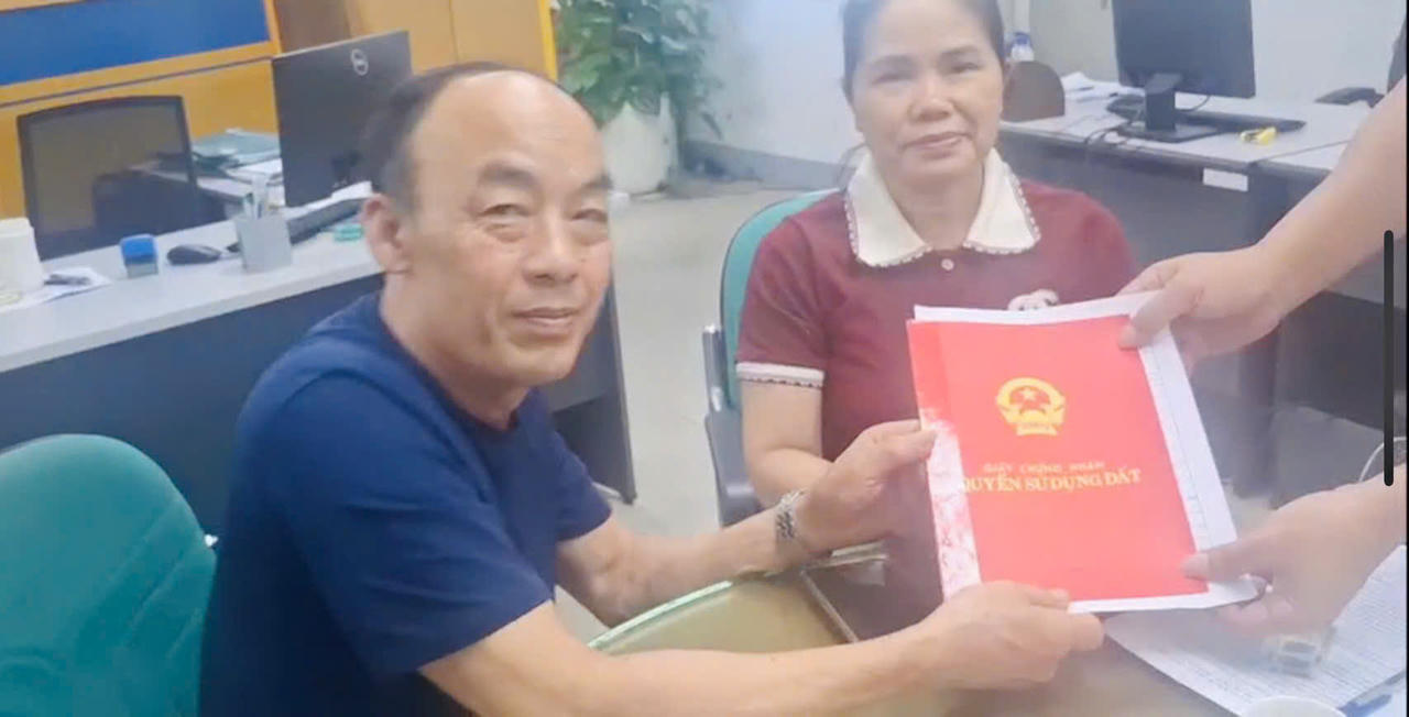 Giấy chứng nhận quyền sử dụng đất được trao lại cho gia đình ông Phạm Quốc Cờ sau khi hoàn tất các thủ tục giải chấp.