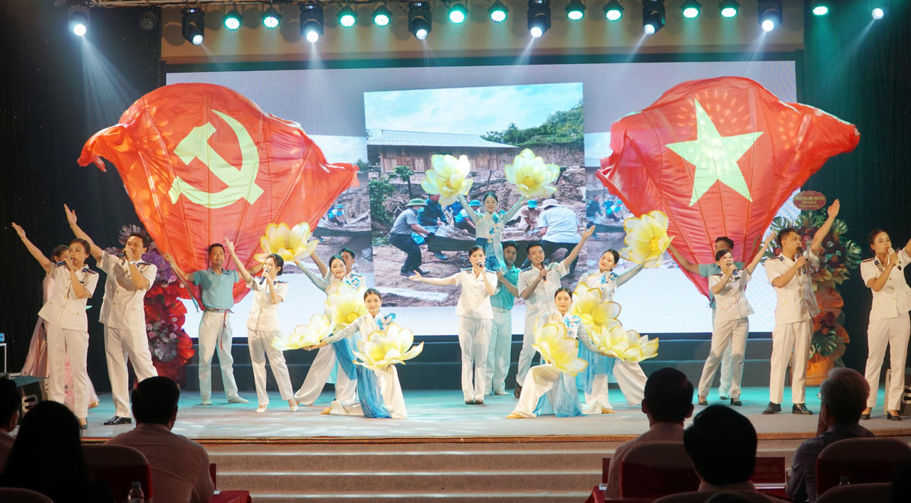 Biểu diễn văn nghệ tại Lễ kỷ niệm.