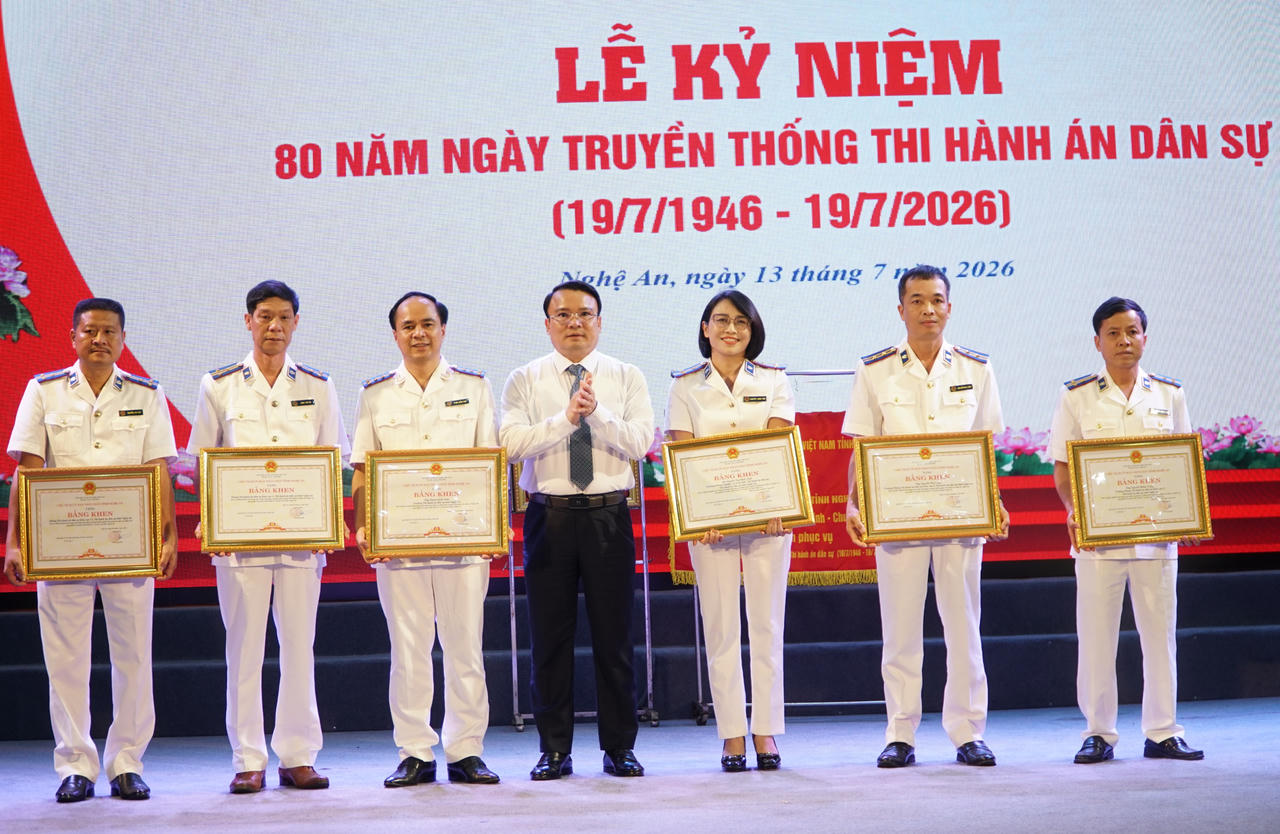 Phó Chủ tịch UBND tỉnh Nghệ An Phùng Thành Vinh trao tặng bằng khen của Chủ tịch UBND tỉnh cho 2 tập thể và 4 cá nhân vì thành tích xuất sắc trong công tác THADS. 